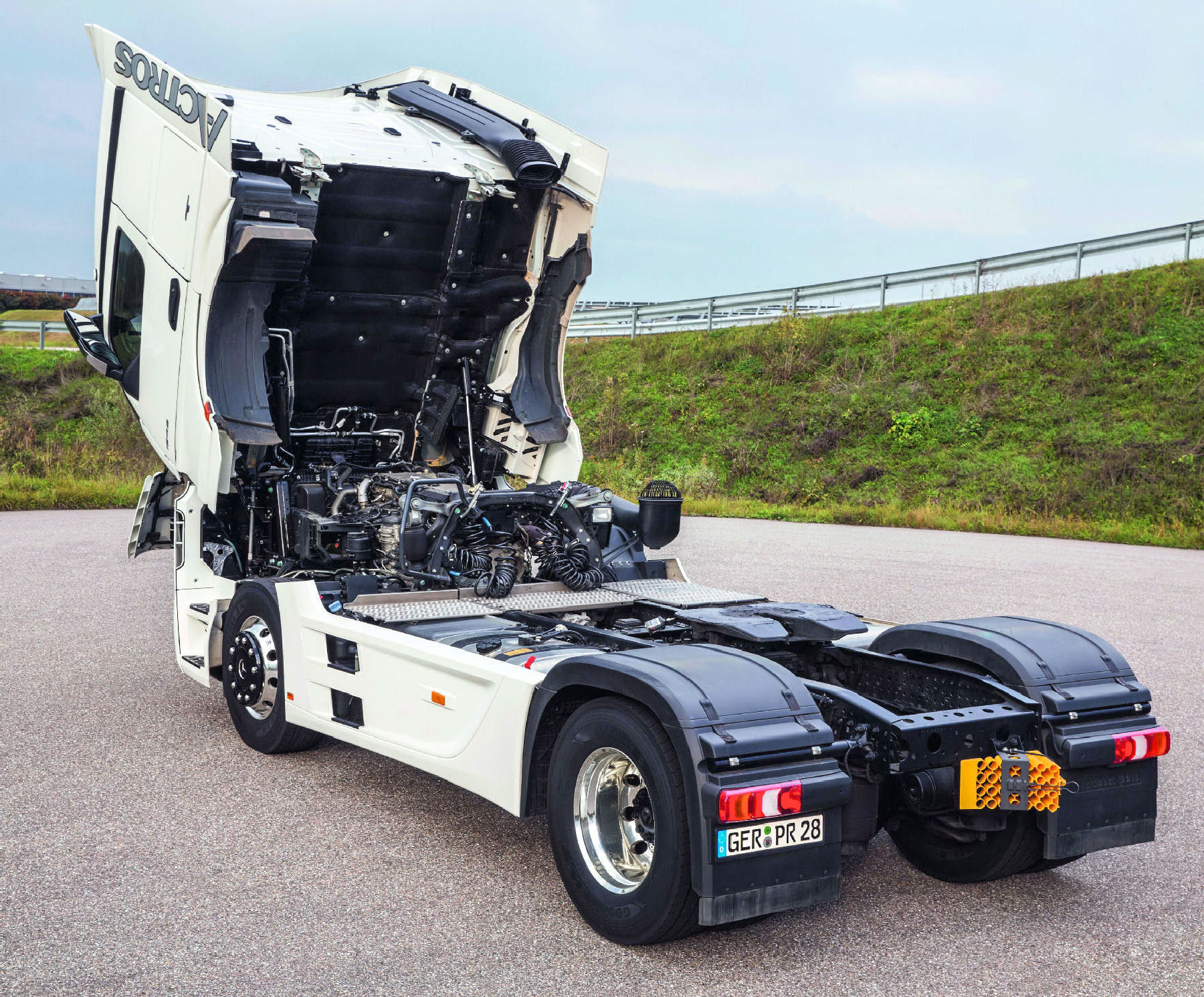 Met de cabine gekanteld is de moderne motor goed zichtbaar.